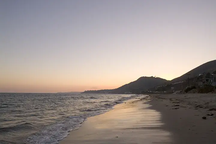 サイバービタミン社近郊の美しい海岸