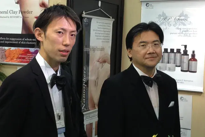 ラスベガスの化粧品国際展示会に出展。全員黒のスーツと蝶ネクタイで対応。